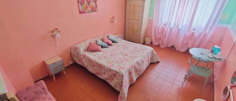 Chambre double ou avec lits jumeaux, salle de bains commune | Bureau, accĂšs au Wi-Fi (inclus), literie fournie