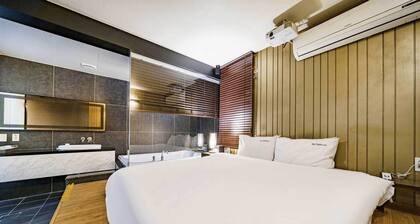 Gary Cooper Hotel