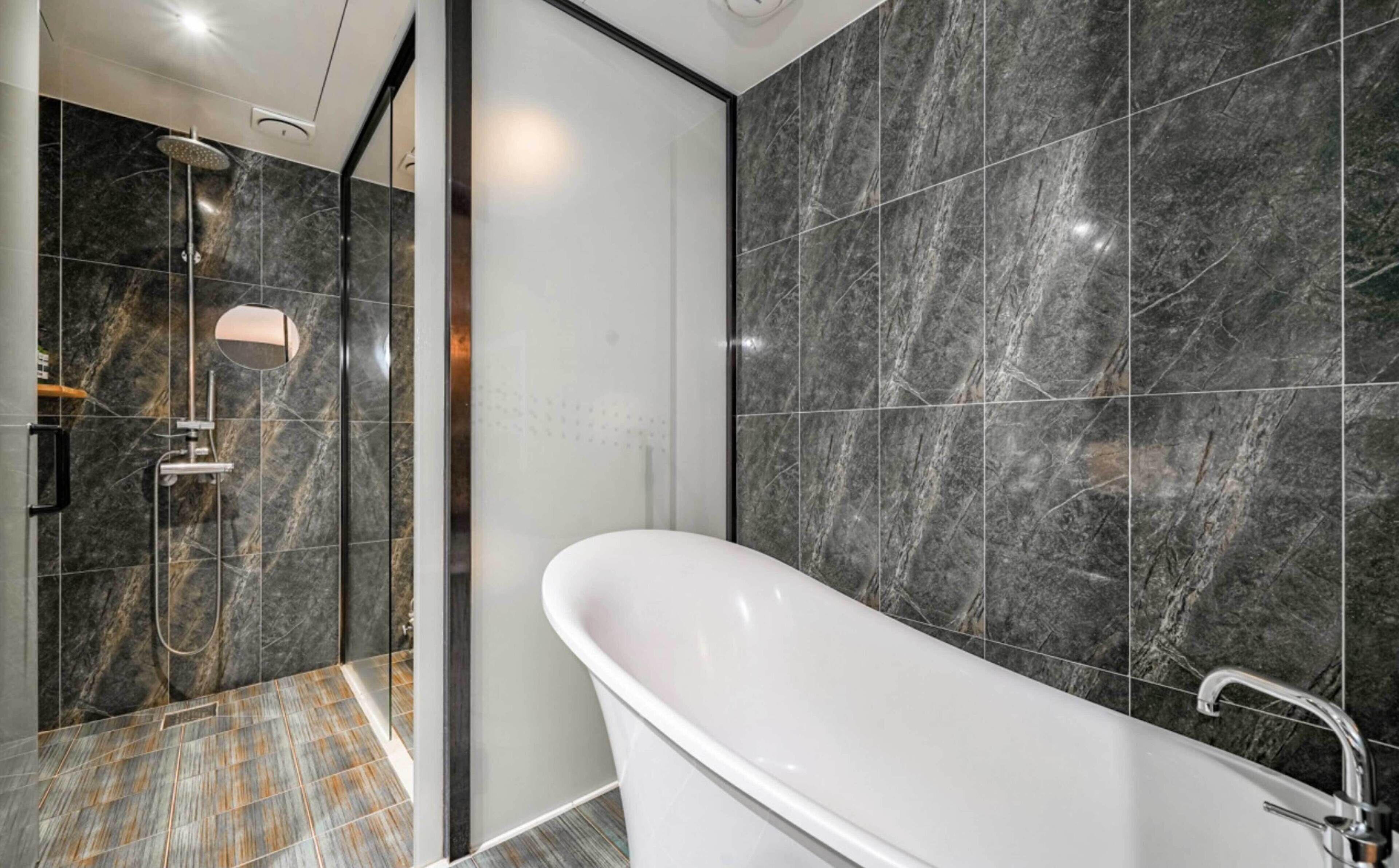 Separate bathtub and shower, jetted bath, free toiletries, hair dryer