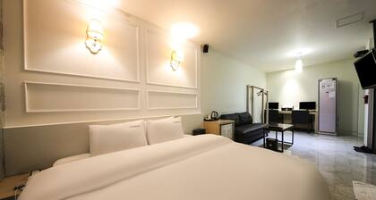 Gary Cooper Hotel