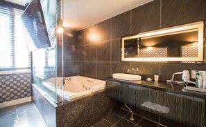 Twin room (for 2 guests. for three guests, additional charge KRW 20,000/ngt at the hotel) | Bathroom | Separate tub and shower, jetted tub, free toiletries, hair dryer - Gary Cooper Hotel (Busan)