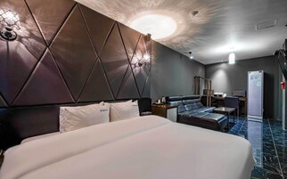 Habitación Deluxe (Base 2pax, Extra person fee on site) | Ropa de cama de alta calidad, sistema de insonorización, wifi gratis