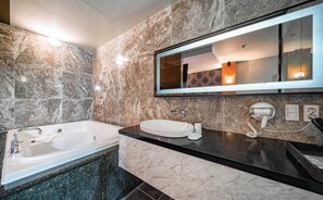 Separate tub and shower, jetted tub, free toiletries, hair dryer