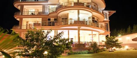 Façade de l’hébergement - soirée/nuit