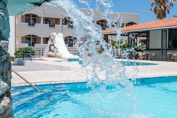 4 outdoor pools, pool umbrellas, sun loungers