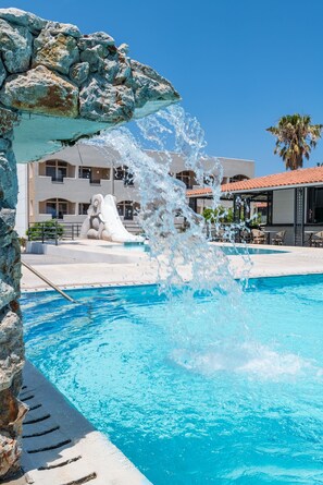 4 piscines extérieures, parasols de plage, chaises longues
