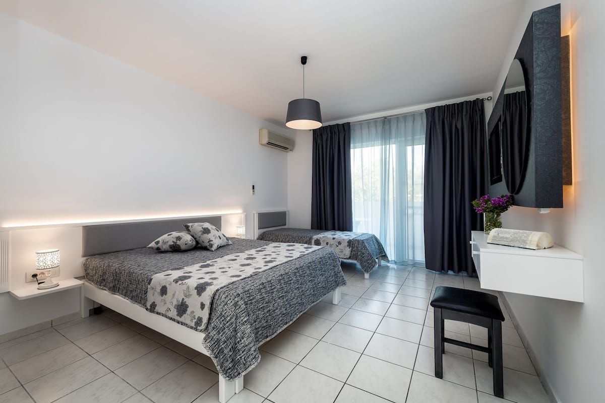 Chambre Premium avec lits jumeaux | Coffres-forts dans les chambres, rideaux occultants
