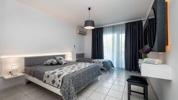 Premium Twin Room | 1 bedroom, in-room safe, blackout drapes, soundproofing