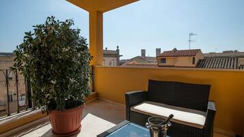 Suite, terras | Een minibar, een kluis op de kamer, een bureau, geluiddichte muren