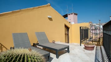 Suite, Terraza | Minibar, caja de seguridad en la habitación y escritorio