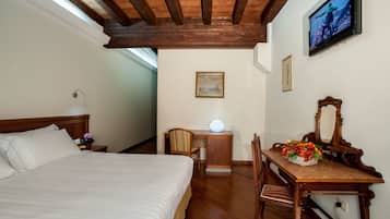 Een minibar, een kluis op de kamer, een bureau, geluiddichte muren