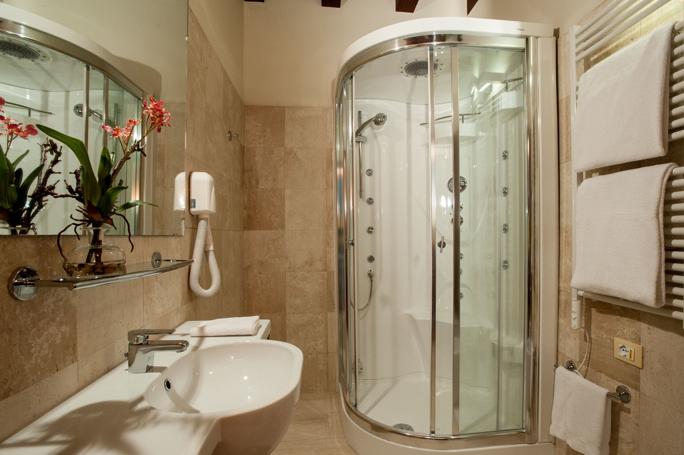 deluxe double room | bathroom | hydromassage showerhead, free toiletries, hair dryer, slippers
