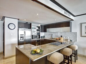Villa, 3 camere da letto (Unit 8 ) | Cucina privata | Frigorifero con congelatore, microonde, pentole/stoviglie/utensili