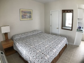 Laptop workspace, bed sheets - Ocean Cove Motel (Virginia Beach)