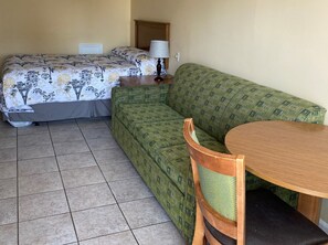Habitació, 1 llit de matrimoni i sofà llit, no fumadors, cuina bàsica | Espai de treball apte per a portàtils i roba de llit 