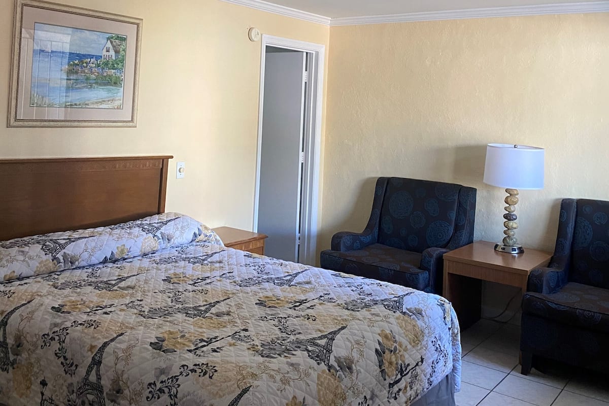 Room, 1 Queen Bed, Non Smoking | Laptop workspace, bed sheets
