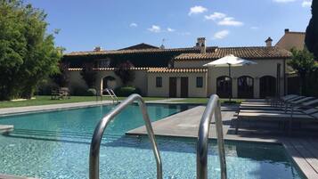 Outdoor pool, pool umbrellas, sun loungers