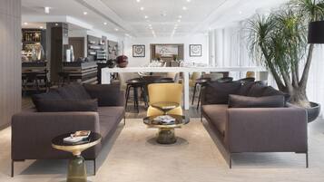 Coin salon dans le hall