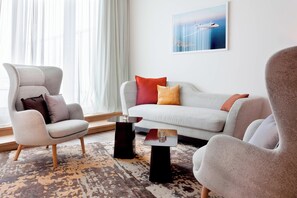 81-cm-Flachbildfernseher mit Satellitenempfang, Fernseher