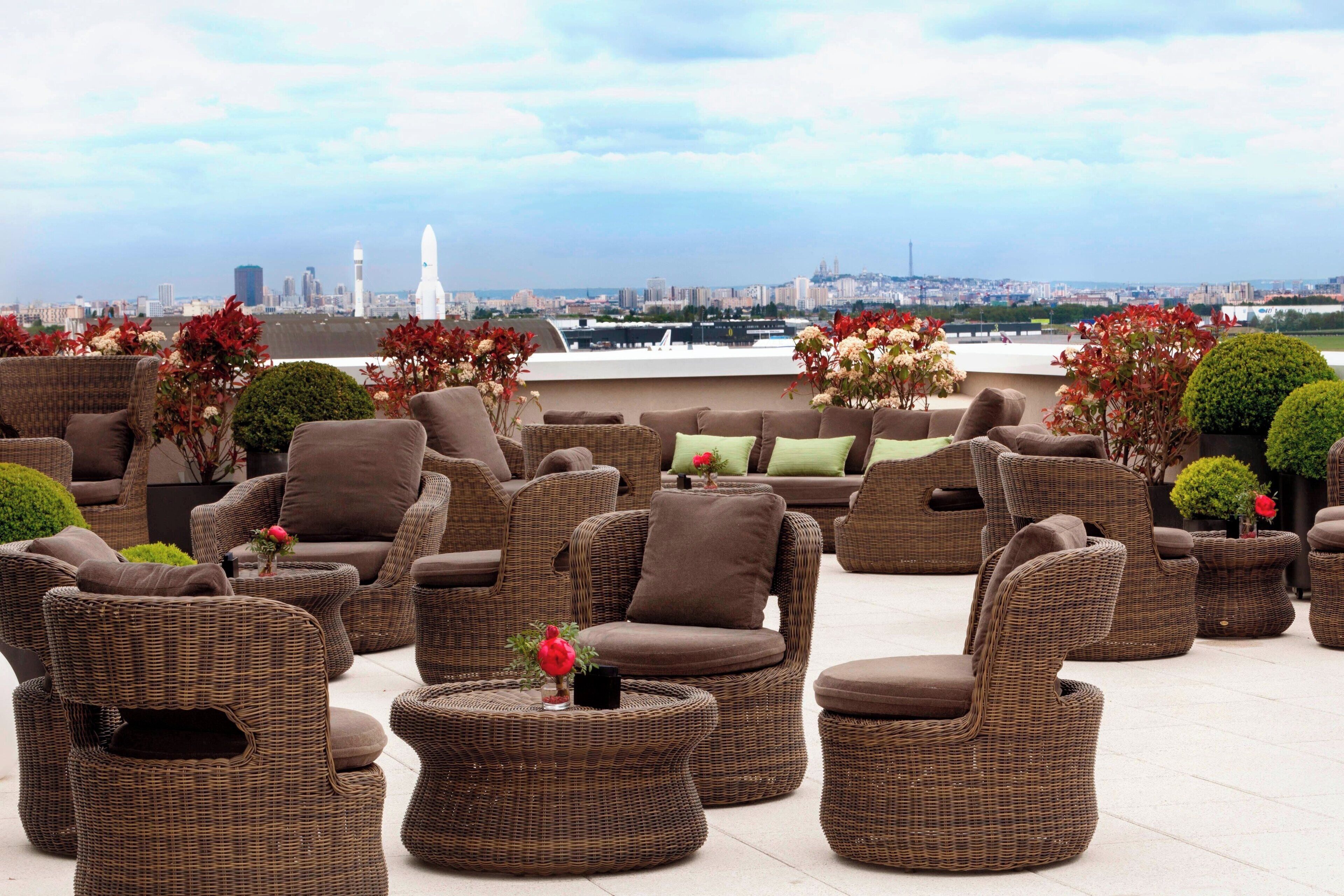 serves dinner and happy hour