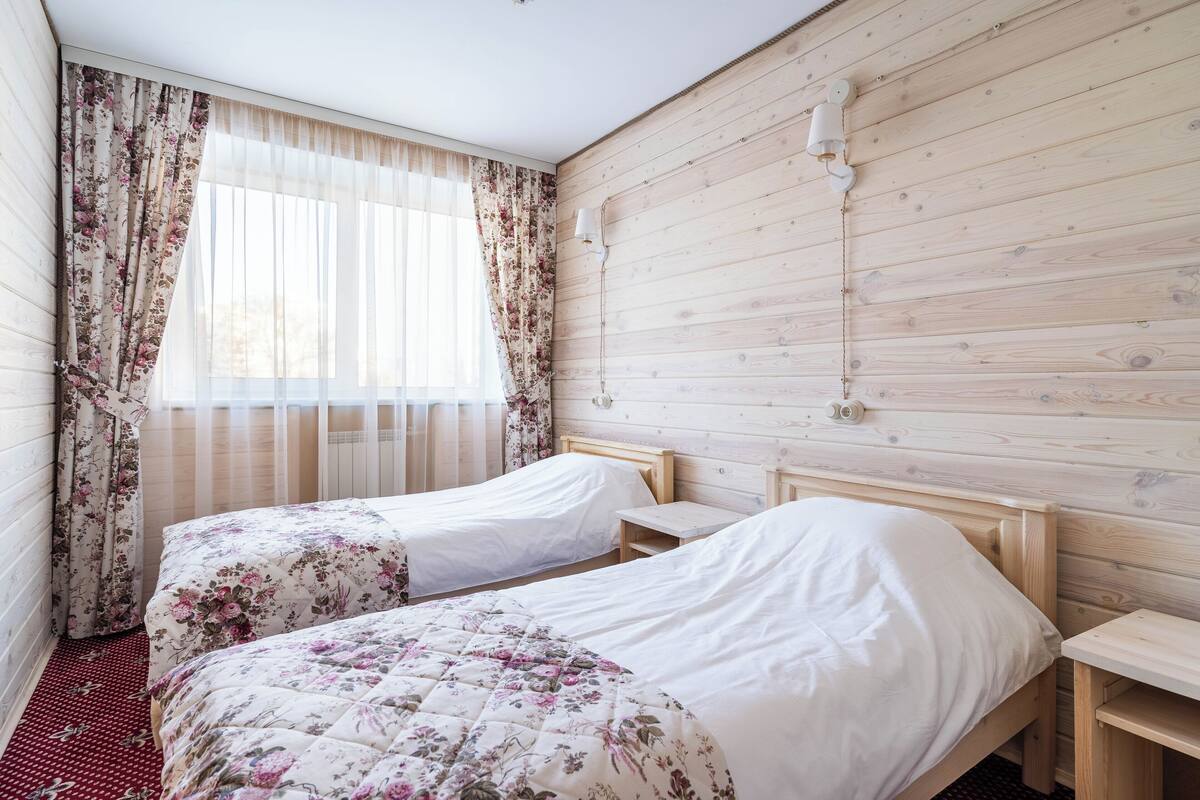 Superior Twin kamer | Een minibar, een bureau, een laptopwerkplek, geluiddichte muren