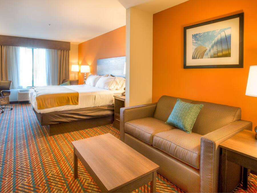 Työpöytä, silitysrauta/-lauta, ilmaiset vauvansängyt, lisävuoteet