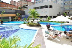Piscine intérieure, 4 piscines extérieures, parasols, chaises longues