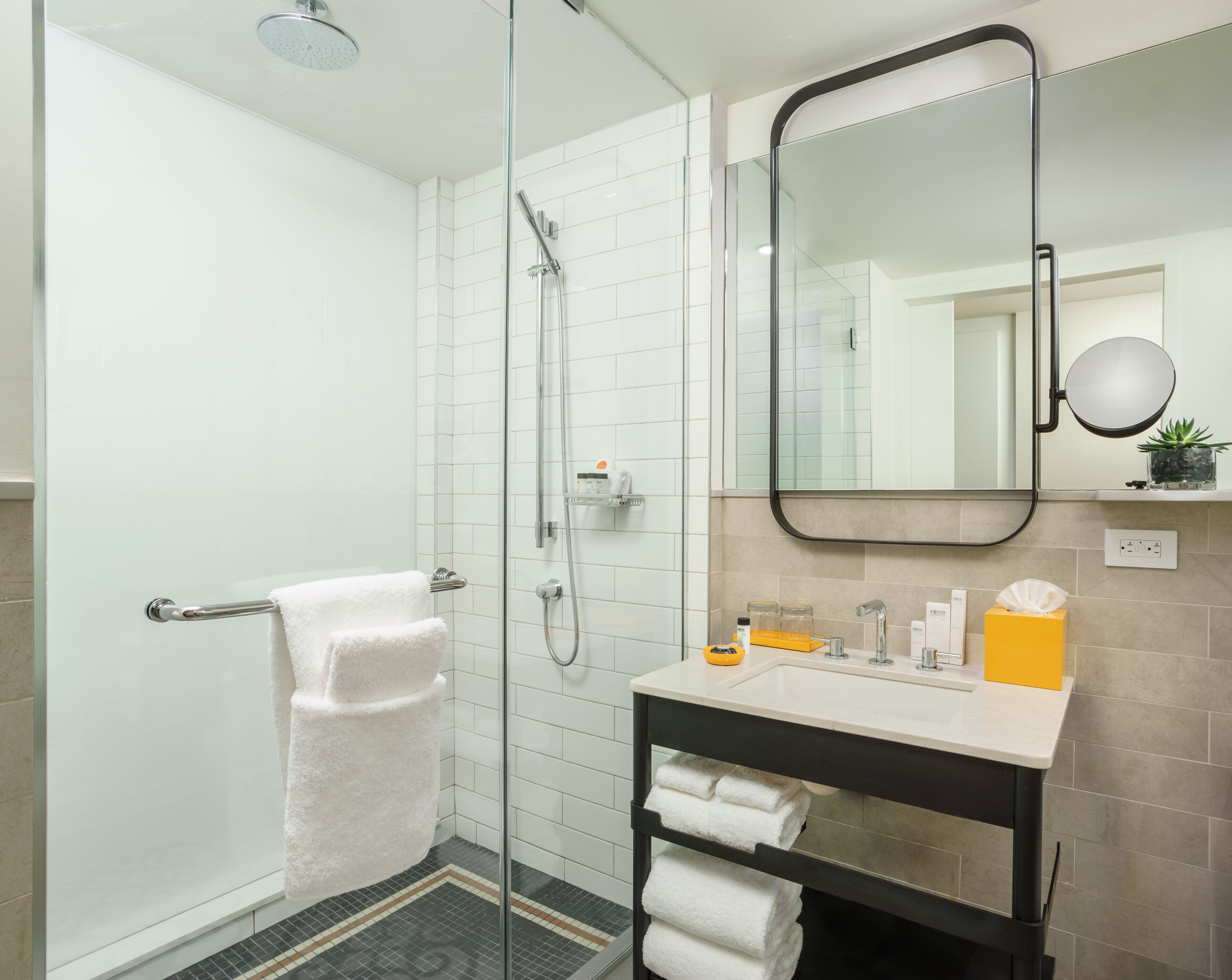 Ropa de cama de alta calidad y minibar 