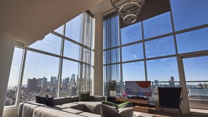 Een moderne woonkamer met een groot raam en uitzicht over de stad.