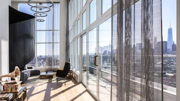 Suite, 1 kingsize bed (Freedom Tower View) | Italiaanse Frette-lakens, luxe beddengoed, een minibar