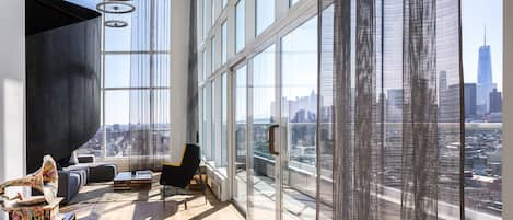 Suite, 1 kingsize bed (Freedom Tower View) | Italiaanse Frette-lakens, luxe beddengoed, een minibar