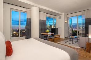 스위트, 킹사이즈침대 1개, 타워 (Freedom Tower View) | 고급 침구, 미니바, 객실 내 금고, 각각 다른 스타일의 인테리어