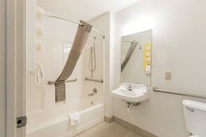 Combined shower/tub, hair dryer, towels