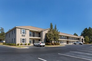 Front of property - Studio 6 Statesboro, GA (Statesboro)