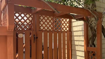 Room, 1 Queen Bed, Kitchenette, Ground Floor | 1 bedroom, individually decorated, individually furnished