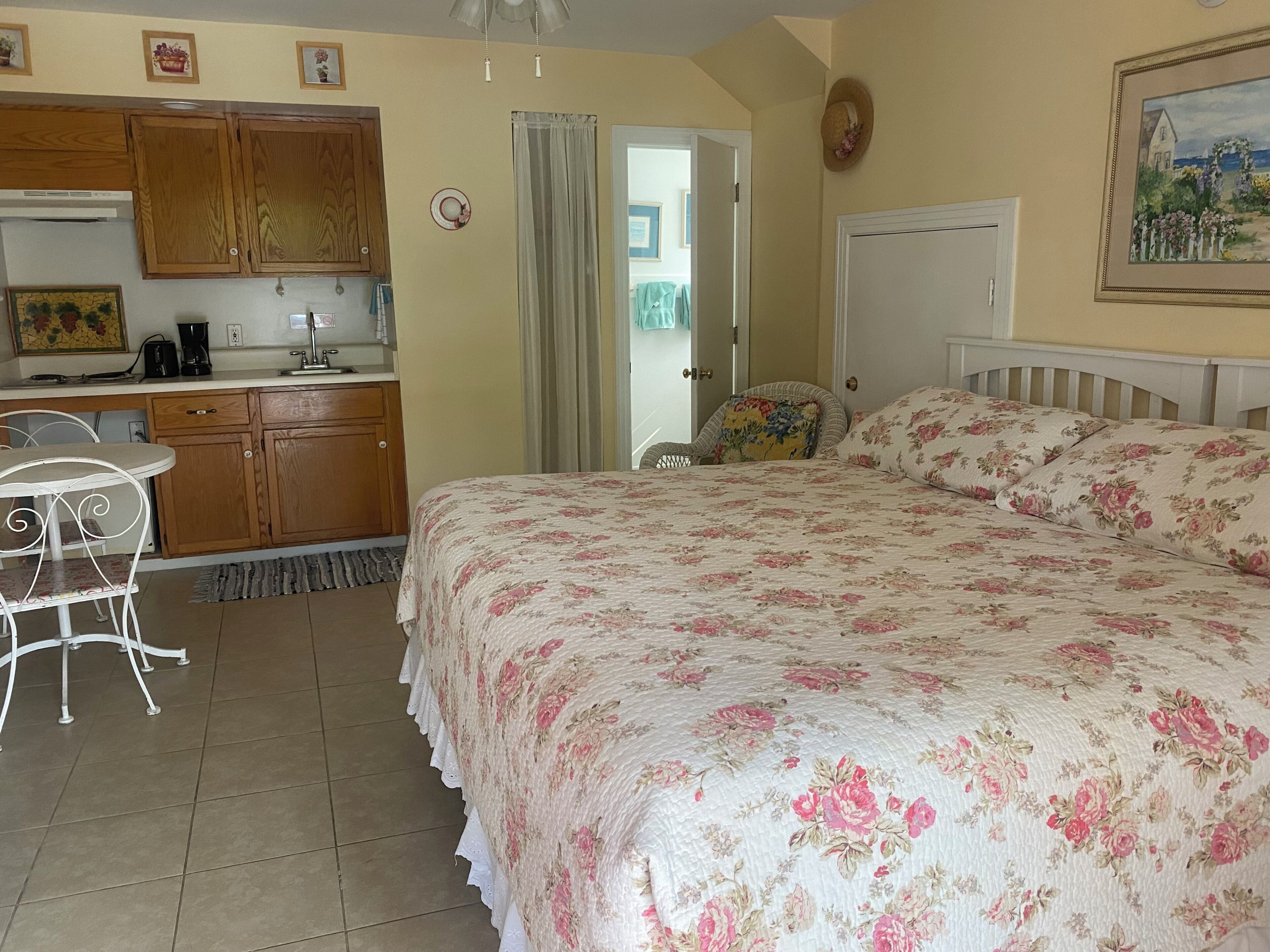 Room, 1 King Bed, Kitchenette, Ground Floor | Iron/ironing board, individually decorated, individually furnished