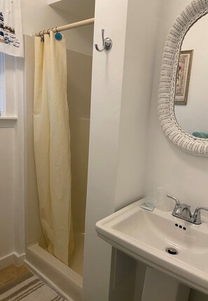 Estudio, planta baja | Baño | Secadora de cabello, toallas, papel de baño 