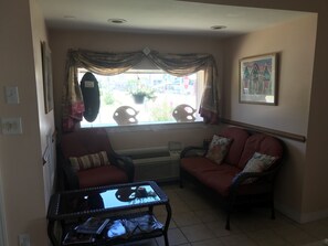 Lobby sitting area - Angie's Guest Cottage (Virginia Beach)
