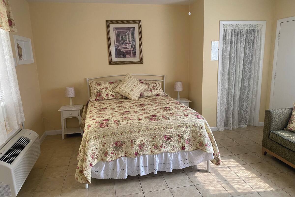 Suite, 1 Queen Bed | Iron/ironing board, individually decorated, individually furnished