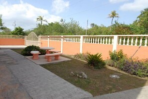 Property grounds - J&G's Tropical Apartments (Crown Point)
