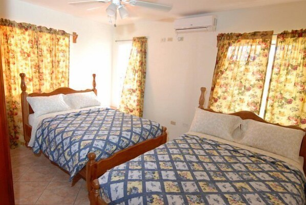 디럭스 아파트, 더블침대 2개, 앙스위트, 정원 전망 | 1 개의 침실, 객실 내 금고, 각각 다르게 가구 비치, 방음 설비