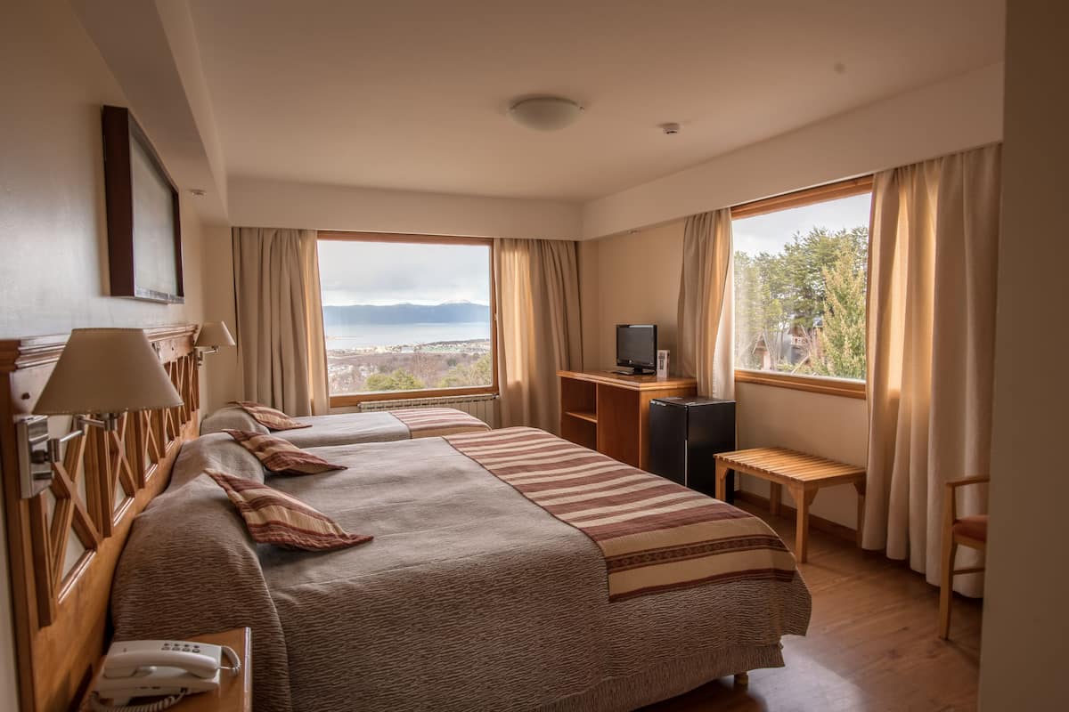 standard triple room | 1 bedroom, minibar, in-room safe, blackout curtains