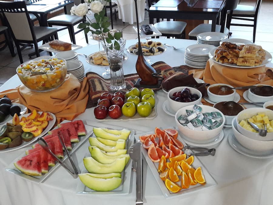 Bao gồm bữa sáng đầy đủ hàng ngày