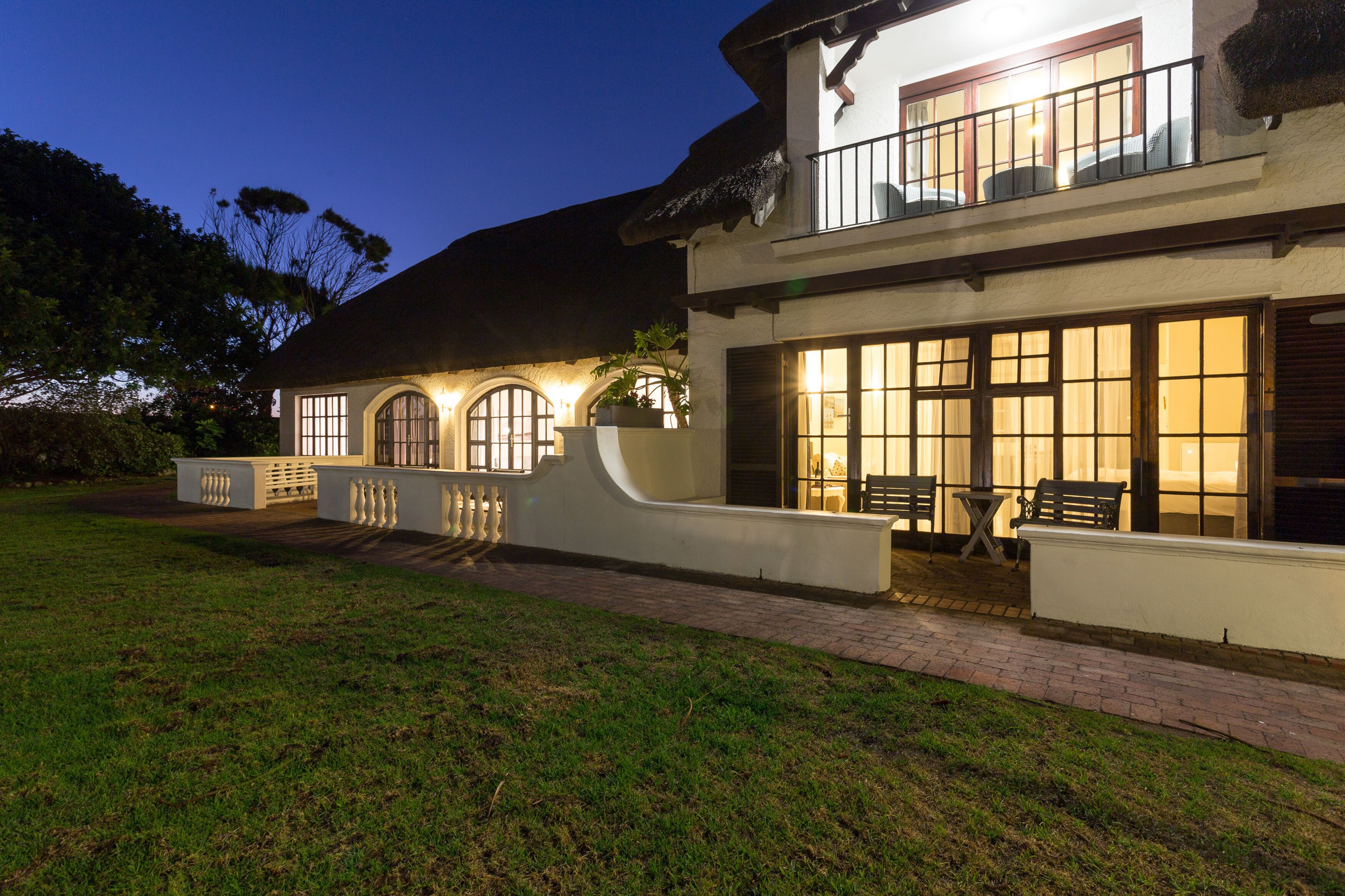Vista frontal de la propiedad por la tarde o noche