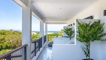 Walker Bay Suite, 1st floor in the Villa | Uitzicht vanaf balkon