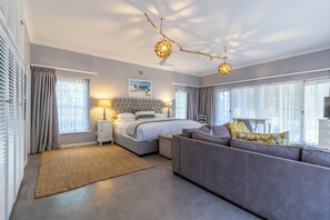 Executive Suite | Míníbar, öryggishólf í herbergi, sérhannaðar innréttingar, skrifborð