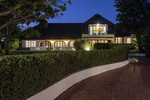 住宿正面 - 傍晚/夜晚