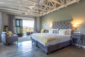 Walker Bay Suite, 1st floor in the Villa | 迷你吧、客房內保險箱、獨特裝潢、書桌