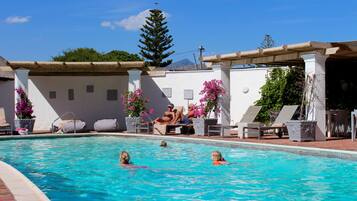 2 albercas al aire libre y camastros