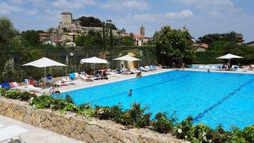 2 piscines extérieures, parasols de plage, chaises longues